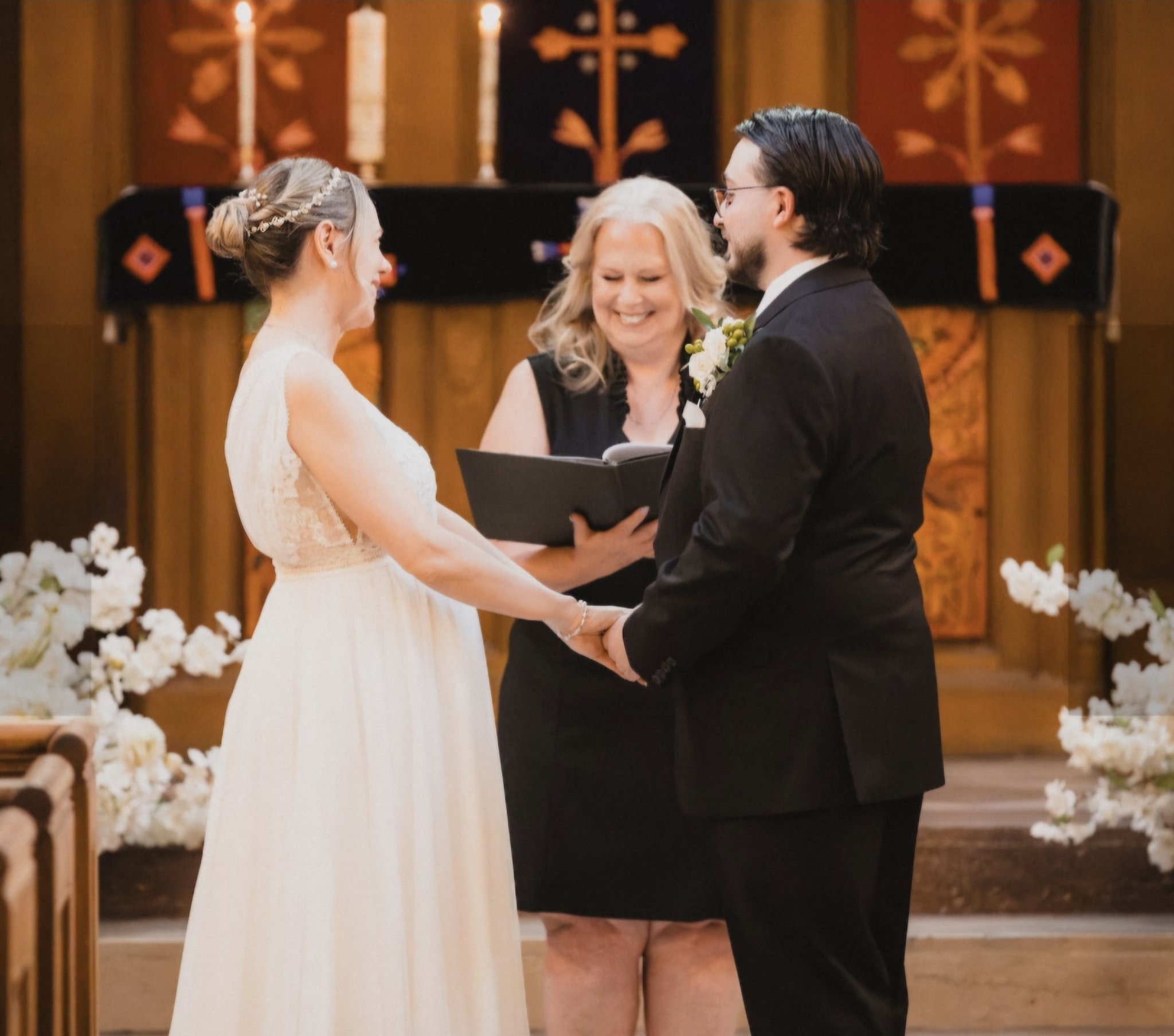 Natasha Reynolds célèbre le mariage d’un couple dans une chapelle