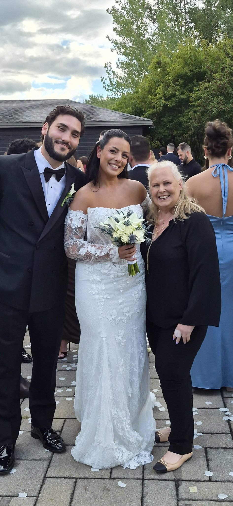 Natasha avec des mariés lors d’une réception extérieure