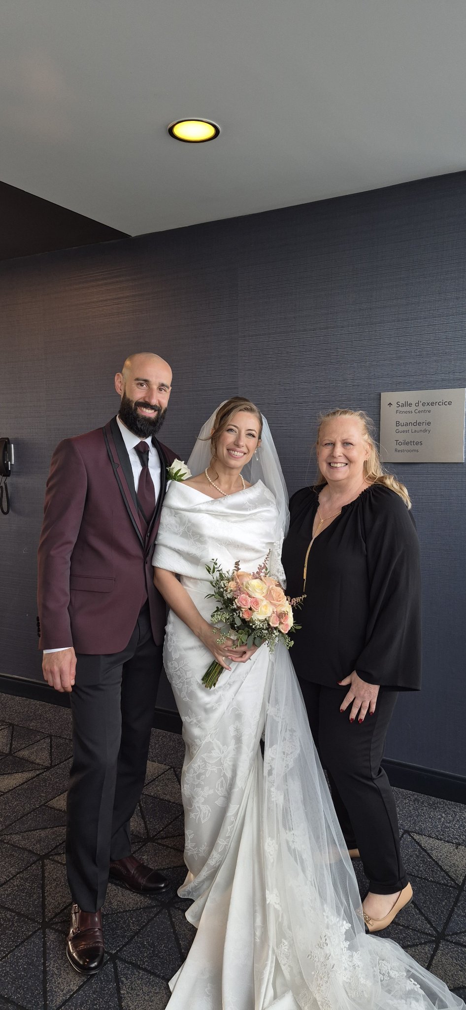 Natasha Reynolds avec un couple nouvellement marié